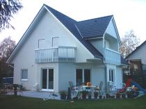 bis 200.000 € ...individuell geplant ! - Einfamilienhaus mit drittem Giebel und zwei Balkonen - www.jk-traumhaus.de von JK TRAUMHAUS
